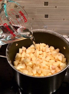 Pot-adding-water_applesauce